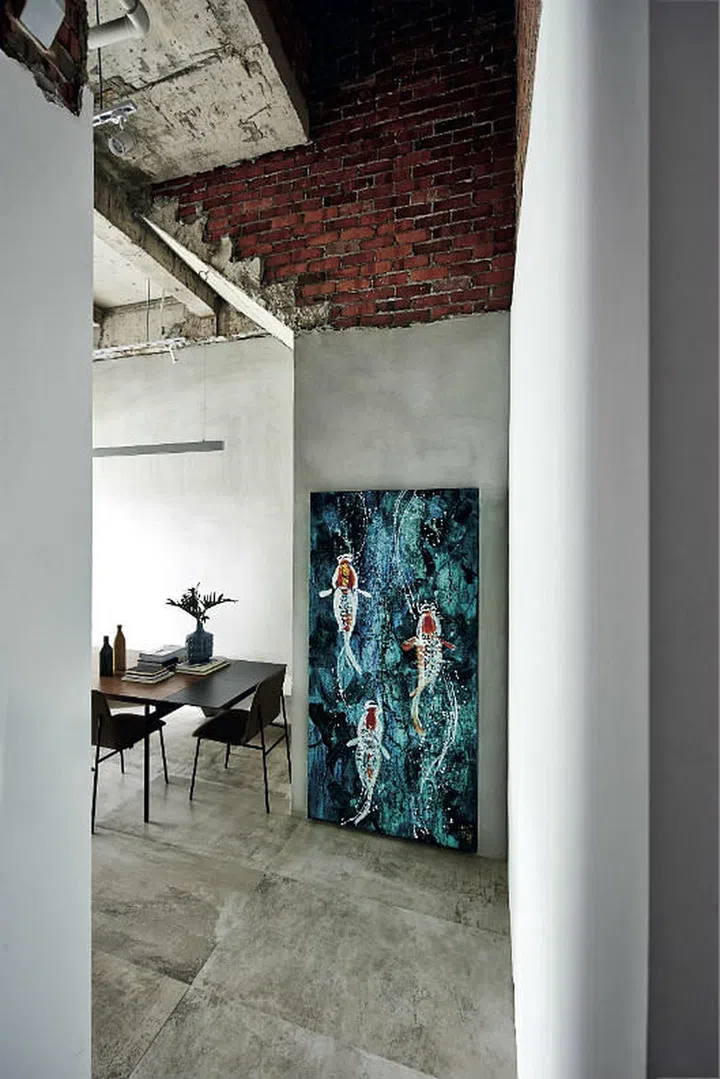A commissioned painting by local artist Elton Goh adds contrasting colour to the hallway. It is an artwork that has been painted over numerous times at different milestones of Royston Tan's life.
