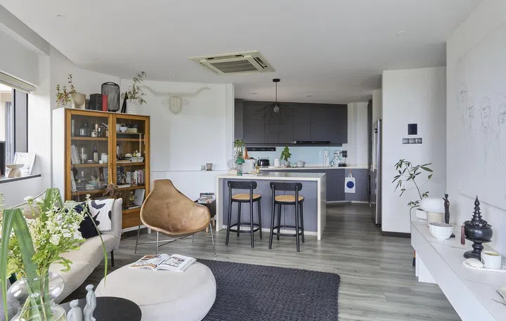 Living and dining space in a 1,080 sq ft 2-bedroom Bayshore Park condo.