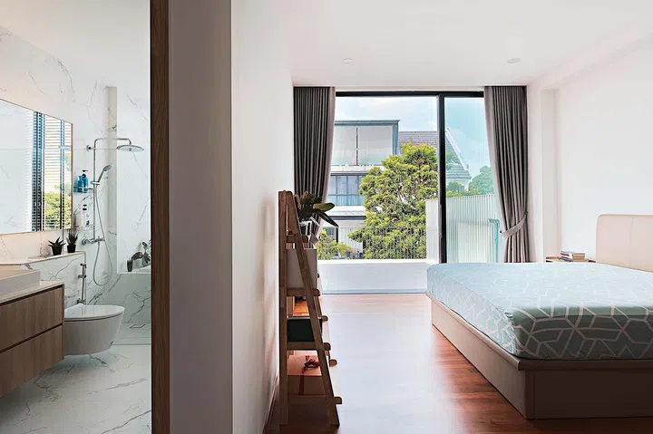 The master
bedroom opens
out to a roof
terrace above
the car porch.