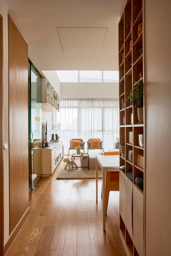 At the entrance, built-in shelving and concealed storage keep everyday items organised, supporting the home’s calm, uncluttered feel.