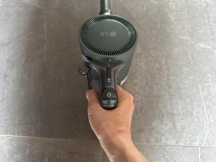 Pretty basic controls and battery level display on the LG CordZero A9T Steam stick vacuum cleaner.