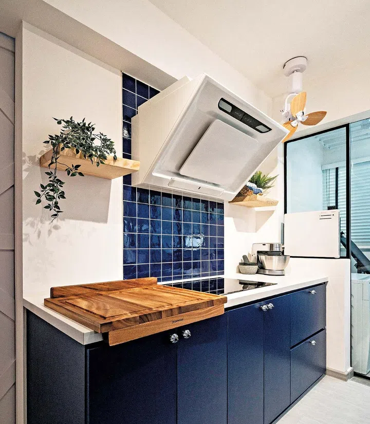 Clean lines in the kitchen make the space feel more spacious.