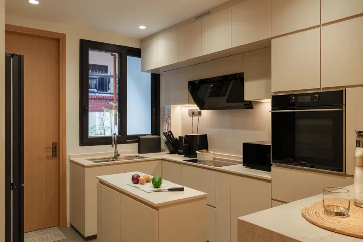 Customised around the family’s cooking habits, the compact kitchen includes a movable island that adds valuable prep space without permanently taking up floor area.