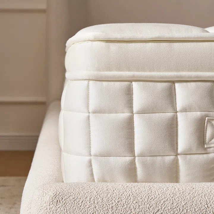 Castlery Ayrie Comfort Queen Size Mattress