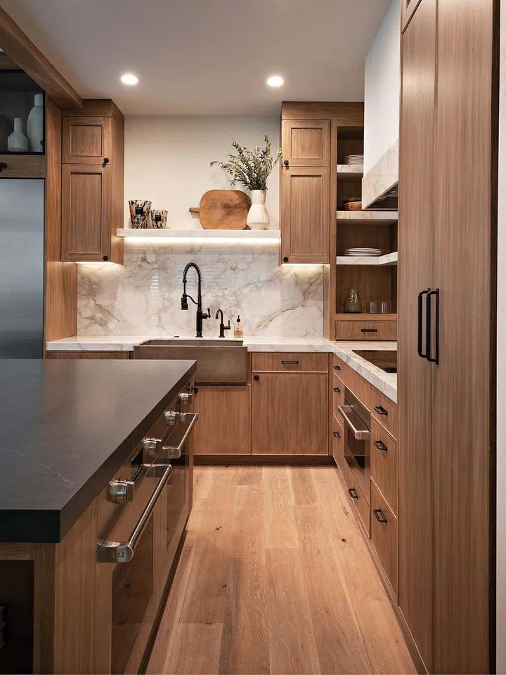 Instead of having more top shelving, the space above the sink has been transformed into a chic display area.