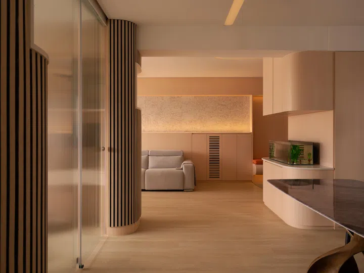 A curved shelf between dining and living is designed to house the family’s aquarium, allowing it to be enjoyed from both sides.