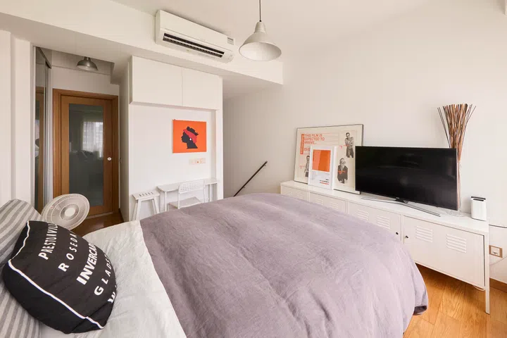 Minimal furnishings keep the focus on proportion and light, while built-in storage is kept unobtrusive.