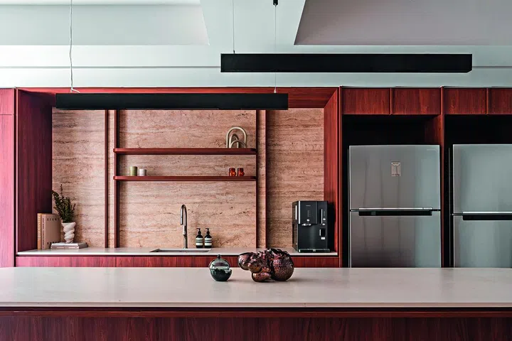 With most open-plan or dry kitchens bearing an elongated layout in an apartment,  additional concealed lighting needs to be added to provide extra glow to areas where the lights of the pendants can’t reach.