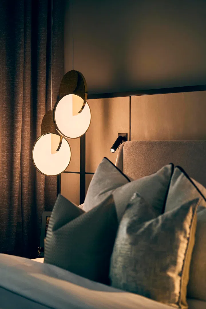  A closer look at the lighting reveals how the brass discs and soft illumination add rhythm and intimacy.
