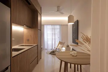 Working with the existing homogeneous tiles, the design team introduced a neutral palette through the Lisabo table from Ikea, woodgrain laminates from Lamitak and Cesta Table Lamp from Santa & Cole.