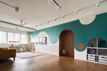 The living area has plenty of space for the kids to play. By avoiding ceiling features and opting for track lights, they kept the original ceiling height for an airy feel in this 1,592 sq ft HDB executive apartment in Queenstown.