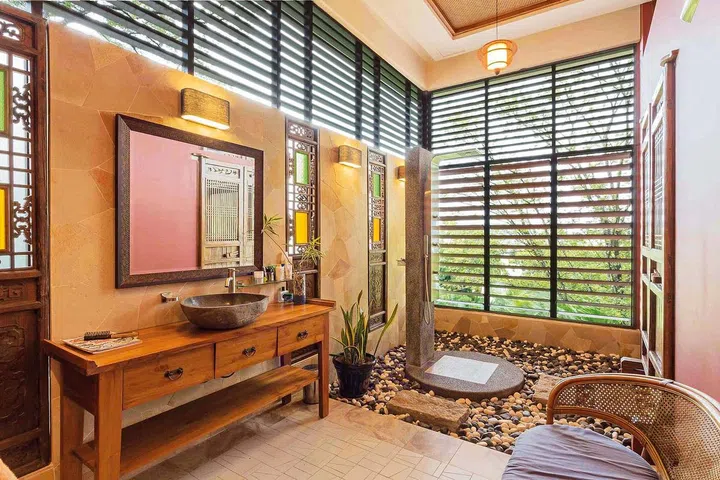 Slanted vents in the bathroom allow for natural ventilation without compromising on privacy.