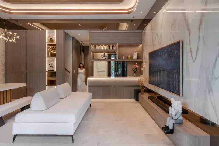 Rather than treating it as a separate element, the altar was designed to sit naturally within the broader material palette and custom joinery of the main living area.