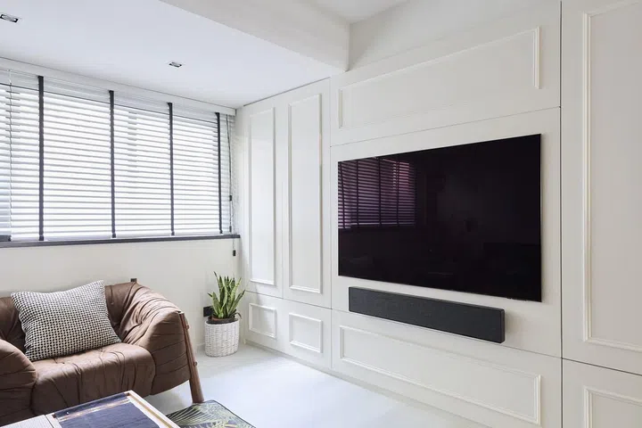 Wainscotting panels on the TV feature wall injects a colonial interior design charm to the living room of this HDB Executive Maisonette along Woodlands Drive for a family of 5.