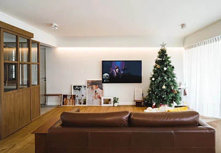 The dining area
enjoys plenty
of natural
light from the
windows and
balcony.