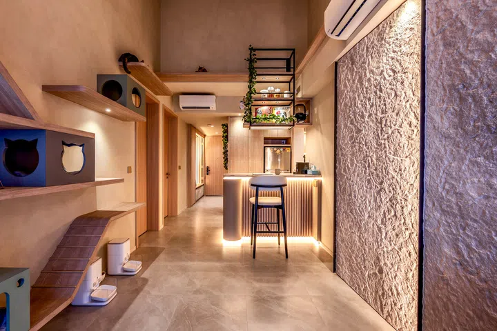 An integrated 2.5m-high skywalk connects the living spaces without disrupting the home’s resort-inspired aesthetic.