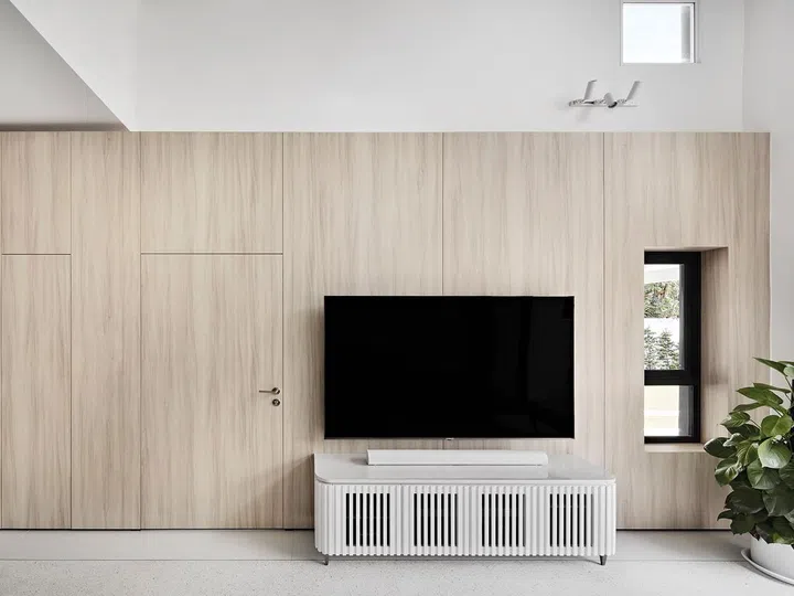 A timber
laminate feature
wall that
continues from
the living to the
dining room
provides both
visual interest
and spatial
choreography.