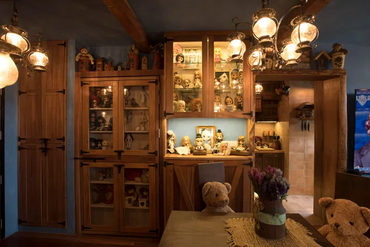 Considering the original size of the flexi HDB, opening up the spaces is clever, making the home look and feel bigger. 