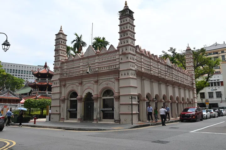 Nearby, the Nagore Dargah Indian Muslim Heritage Centre offers insights into the Indian Muslim community’s history in Singapore .