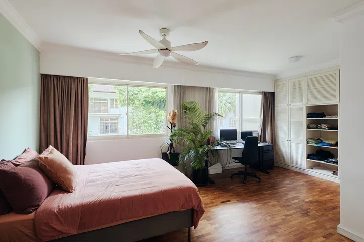 One of the home’s largest rooms combines guest sleeping quarters with a practical work-from-home setup, allowing  Lotte to run her textile business while remaining close to family life.