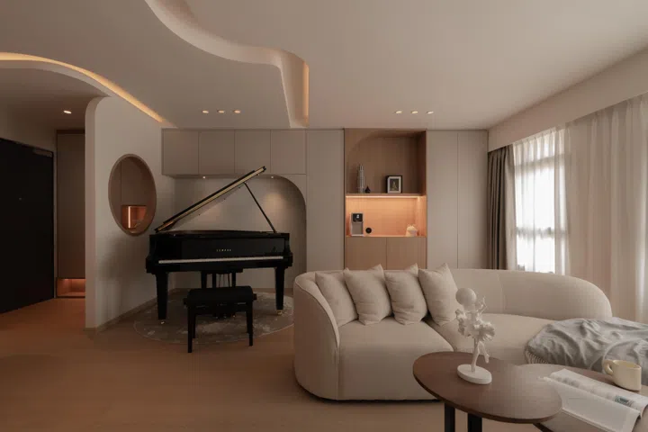The open-plan living and dining area was planned around generous circulation space, allowing the baby grand to sit comfortably within the family’s daily flow.