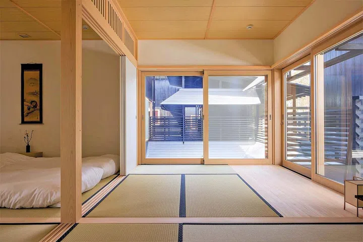 Guests can
choose to
imbibe of the
traditional
tatami room
experience or
the modern
western-style
suite.