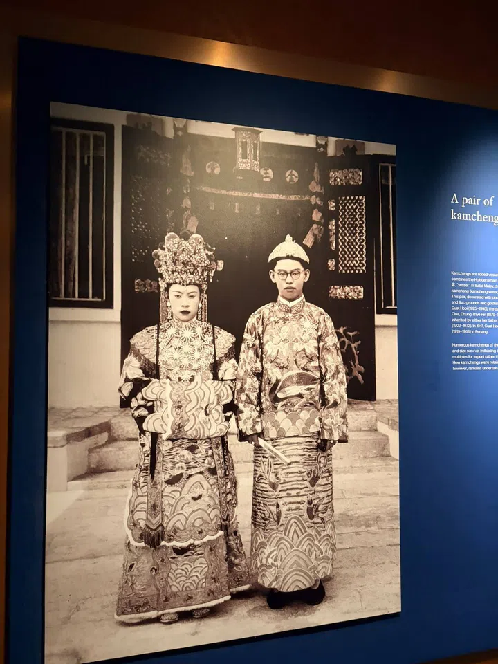 This particular pair of kamchengs belonged to Chung Guat Hooi (1925–1995), daughter of Perak’s last Kapitan Cina, Chung Thye Pin (1879–1935), and his wife Tan Sim Hiang (1902–1972). In 1941, Guat Hooi brought them into her marriage with Khoo Soo Beow (1919–1968) in Penang.