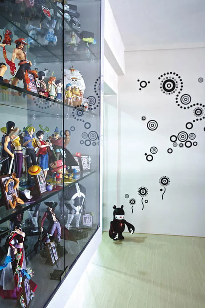 Colourful figurines from the One Piece manga are all this space needs to lift the moderate colour scheme.