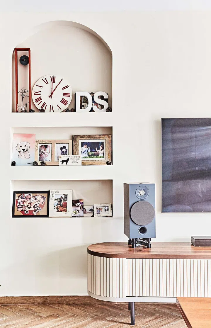 The arched niche and curvy custom console soften the space and give it a midcentury modern vibe.