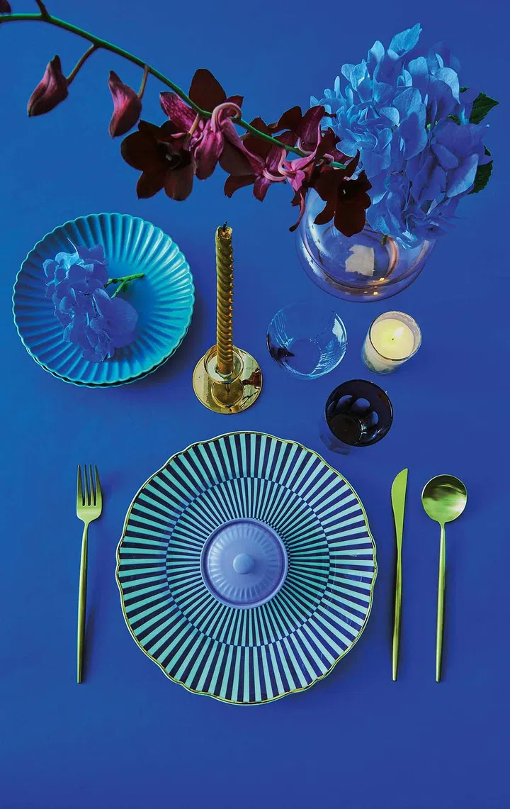 3 Christmas Dining Table Decor Ideas: Beautiful floral arrangements (Photo Veronica Tay, Styling Nonie Chen)