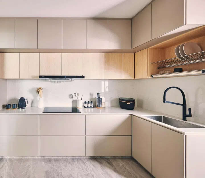 The L-shaped
wet kitchen
features
maximum
storage unit
with pullout
mechanism so
everything is
within reach.