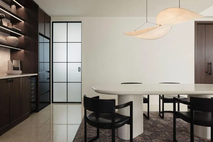 Subtle elements such as the black-framed, sliding door with translucent glass separating the kitchen and dining area contribute to the elegant ambience. (Photo: Studio Periphery)