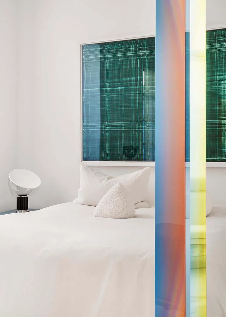 In the bedroom, the artwork “Untitled”  (1995) by Jason Martin combines with the Green Candy Cube by Sabine Marcelis (produced by Side Gallery in Barcelona), which acts as a nightstand with a Taccia table lamp by Achille and Pier Giacomo Castiglioni on it.