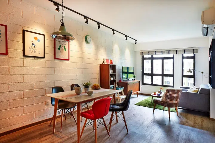 To match the café look of the home, the owner picked cheerful, light wood pieces. The tapered legs of the 20th century modern style table and chairs also help keep the floor clean and uncluttered. Interior design by Fuse Concept.