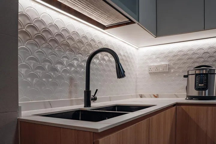 The backsplash tiles on the kitchen wall matches those in the bathroom. Photo: Phan Min Er