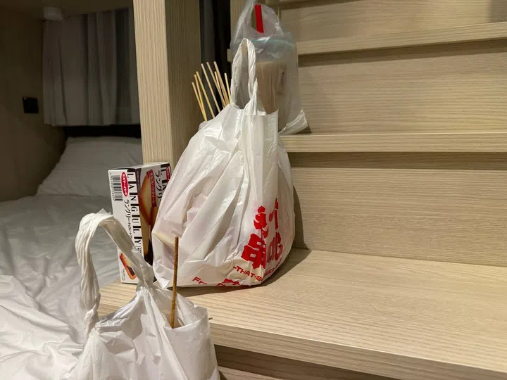 Improvising by eating the dinner on the steps at Coliwoo River Valley 268.