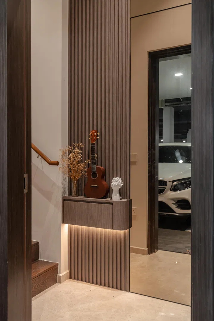 Even transitional spaces were carefully considered, with custom detailing and integrated lighting extending the home’s design language all the way to the basement entrance.