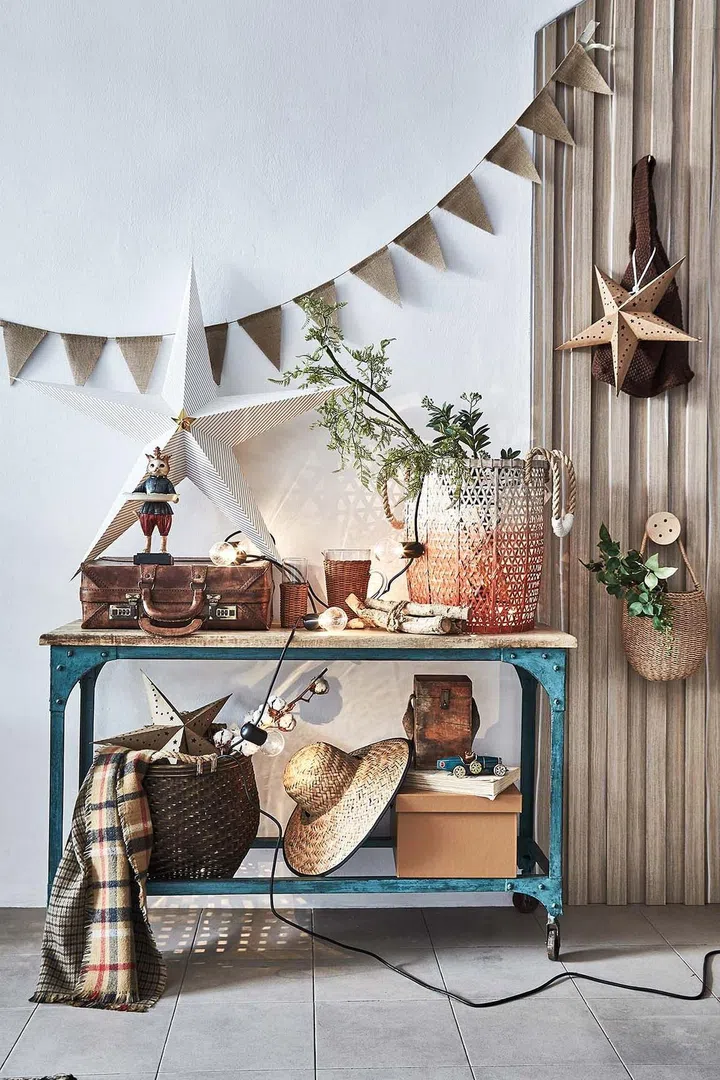 Instead of the frumpy and formal Christmas styling, consider creating a sultry and laid-back atmosphere with decorative accents in natural textures and warm, earthy colours.