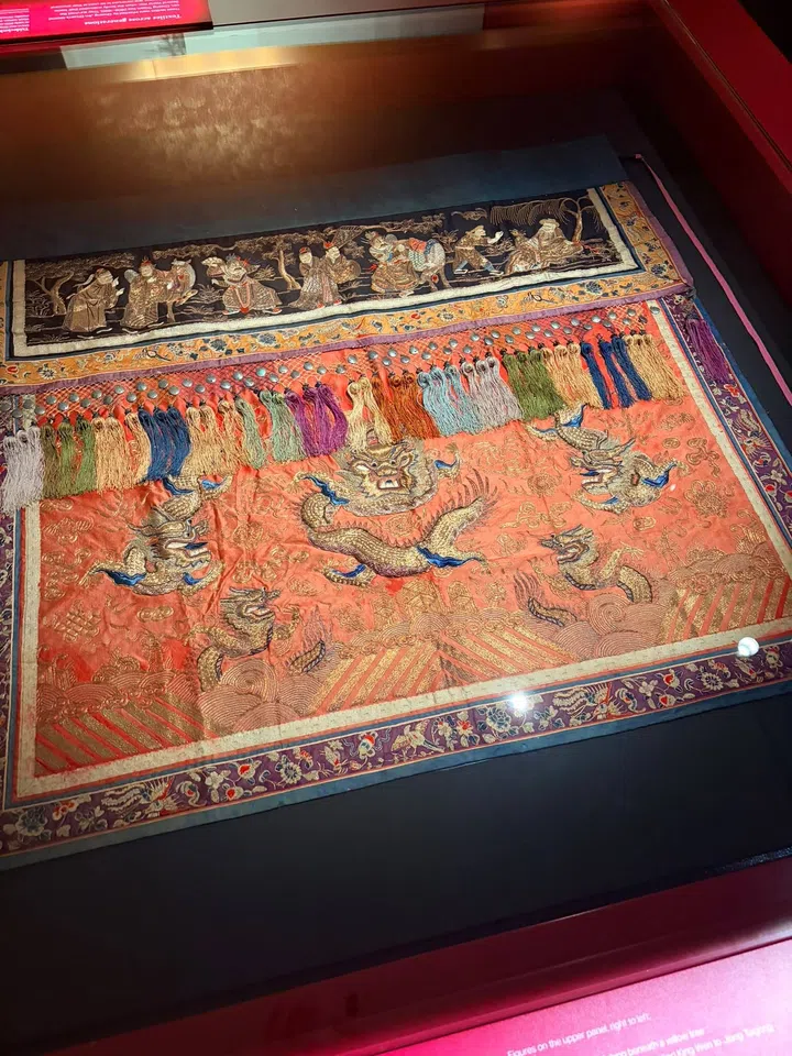 Descendants of the Hong Lim family wrote into the generic museum email wanting to donate their ancestral 桌帏 (or ‘Tok Wi’ in Hokkien, meaning table curtain). The top altar scene depicts a Chinese literature story of Jiang Taigong (姜太公 or 姜子牙), a retired scholar fishing without a bait and hook - alluding to the Daoist idea of non-intervention and awaiting opportunities in life. The popular Chinese idiom that follows this story is, “姜太公钓鱼, 愿者上钩”. King Wen Zhou saw Jiang’s act, and named him prime minister for his genius.