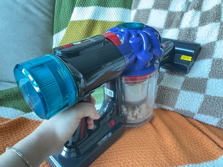 Shocking amount of dust after deep cleaning the cushion and sofa with Dyson’s mini motorised tool on the V10.