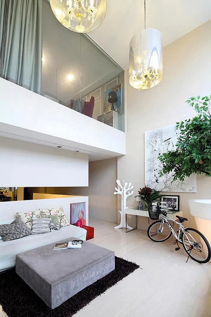 The full height glass walls here enable the home’s second floor to be flooded with as much natural light as possible passing through the façade. (Interior design by Museworks)