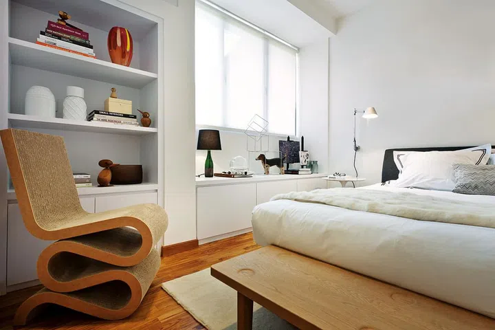 The decor of the master bedroom is kept minimalist with the generous use of white as well as natural materials.