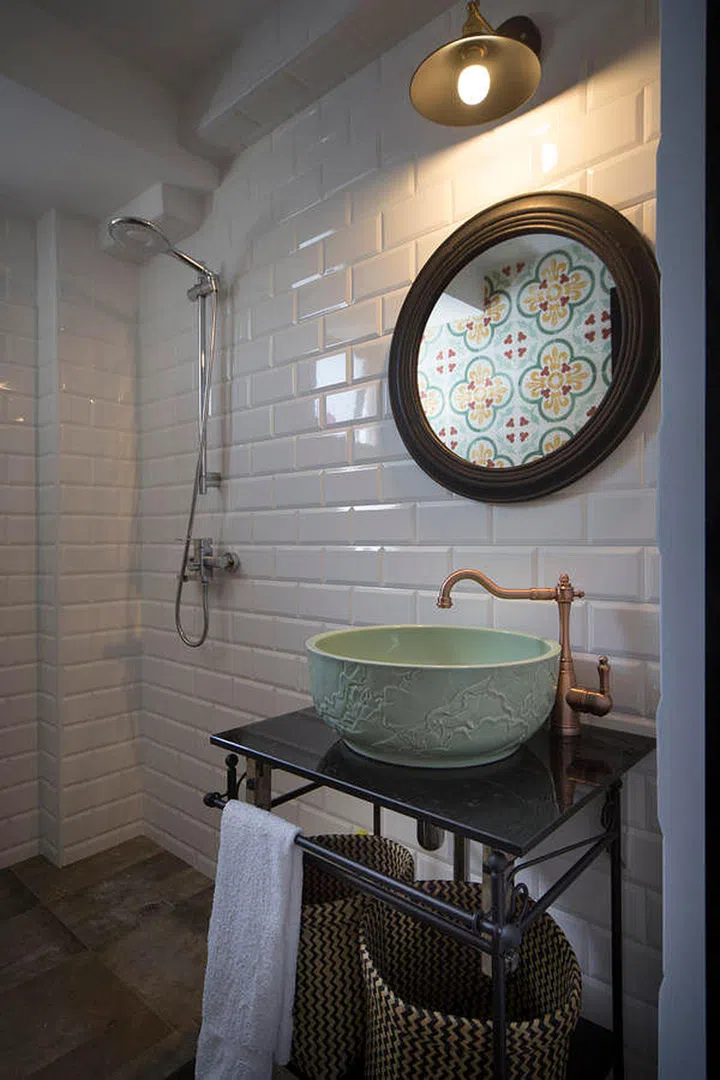 Vintage retro standalone tap paired with a deep vessel sink for a retro feel to this boutique hotel-inspired bathroom in Yishun.