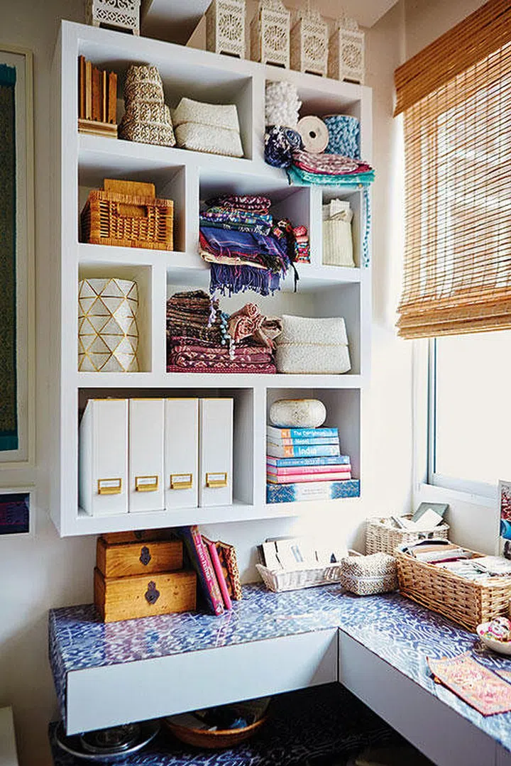 Elly’s textile collection includes pieces from Bali, Java, India, Myanmar, Thailand and Vietnam. She
uses natural rattan and bamboo baskets and boxes to store her samples of tiles, fabrics and trims.