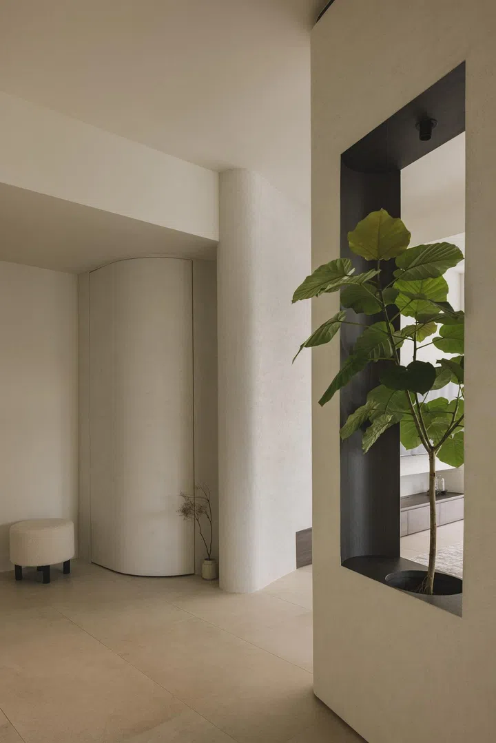 Throughout the design and renovation process, Mok faced numerous challenges, from navigating the asymmetrical layout to adjusting to fluctuating material costs.