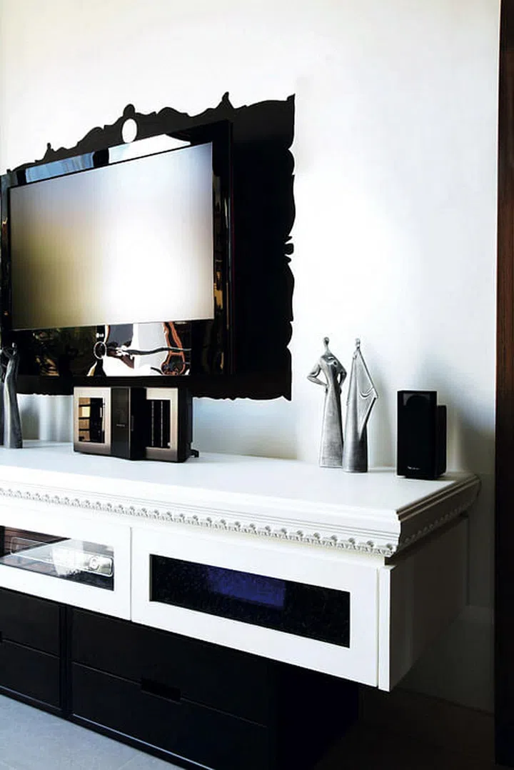 Graphic wall-painted frills and white cornice-trimmed cabinets put a modern twist on the Victorian theme.