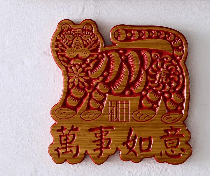 When it comes to the use of patterns and imagery, Kai draws on cultural elements to create signs that his customers can relate to.