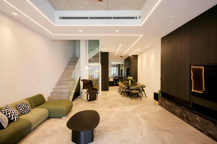 The ground floor unfolds as a single, continuous space, with the living, dining, and kitchen aligned along a clear axis that emphasises openness and ease of movement.