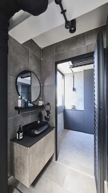 Bathroom in flight attendant Kenny Shoo’s 3-room HDB flat at Tampines Street 41.