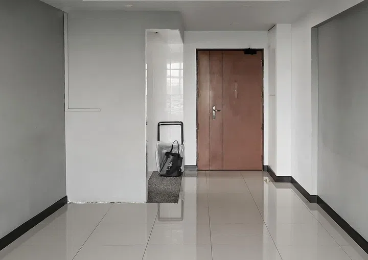 The dining area right in front of the door before renovation